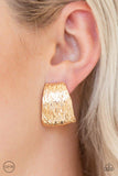 Paparazzi Superstar Shimmer - Gold - Earrings
Rippling with shimmery textures, a glistening gold frame flares from the ear for a classic look. Earring attaches to a standard clip-on fitting. 