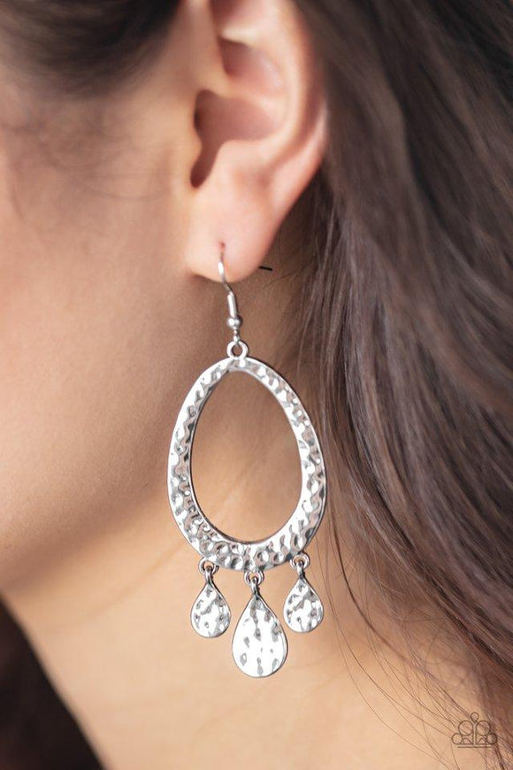 Paparazzi Taboo Trinket - Silver - Earrings
Dainty hammered silver teardrops drip from the bottom of a hammered oval hoop, creating a shimmering fringe. Earring attaches to a standard fishhook fitting.

