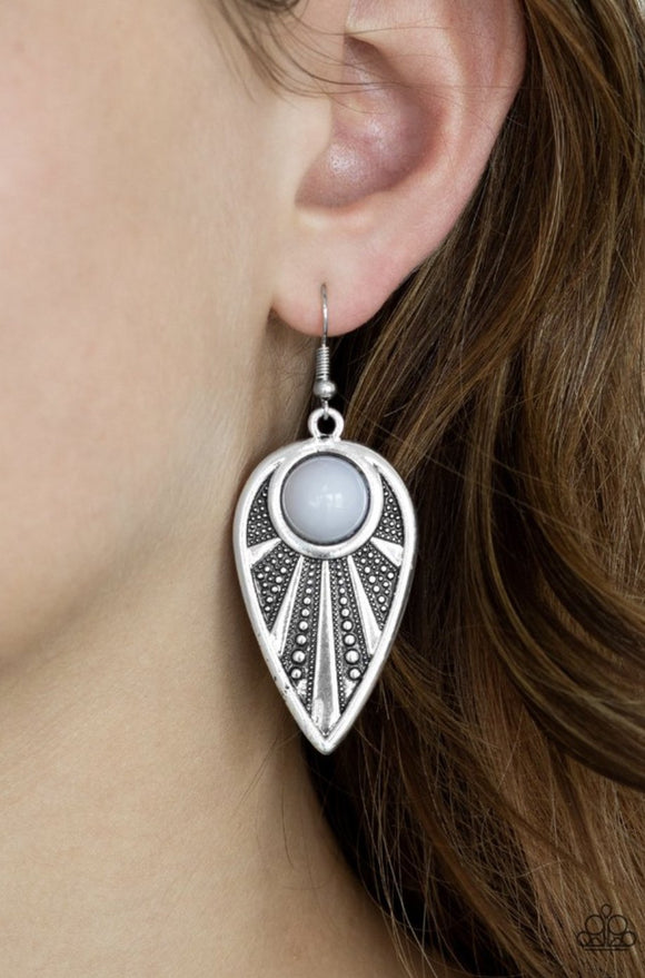 Paparazzi Take A Walkabout - Silver - Earrings
A polished gray bead is pressed into the top of an ornate silver teardrop radiating with studded textures for a tribal inspired look. Earring attaches to a standard fishhook fitting.