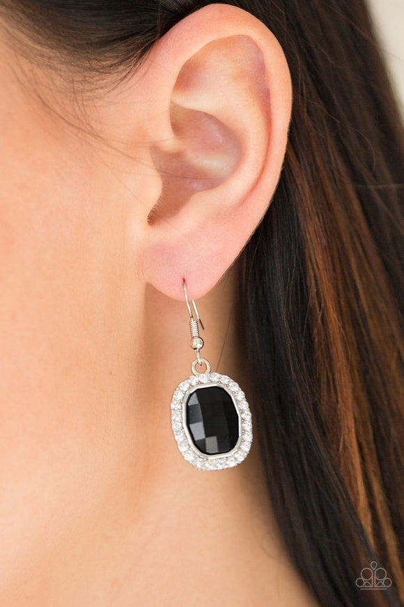 Paparazzi The Modern Monroe - Black - Earrings
A faceted black gem is pressed into a shimmery silver frame radiating with glassy white rhinestones for a timeless fashion. Earring attaches to a standard fishhook fitting.
