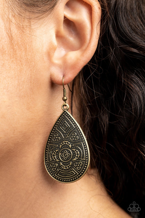 Paparazzi Tribal Takeover - Brass - Earrings
Studded in a decorative floral pattern, an antiqued brass teardrop swings from the ear in a trendy tribal fashion. Earring attaches to a standard fishhook fitting.
