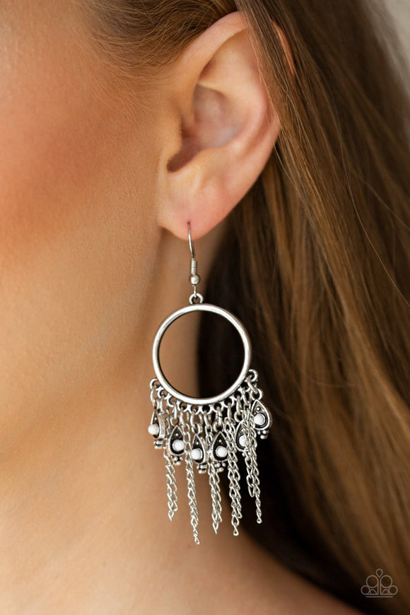 Paparazzi Very Vagabond - White - Earrings
Infused with a tapered silver chain fringe, white beaded teardrop frames swing from the bottom of a shiny silver hoop for a seasonal look. Earring attaches to a standard fishhook fitting.