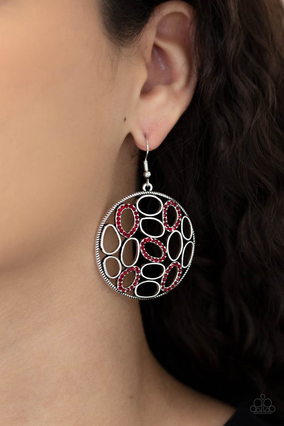 Paparazzi Watch OVAL Me - Red - Earrings
Fun silver and red rhinestone ovals playfully fill a round silver frame. Earring attaches to a standard fishhook fitting.
