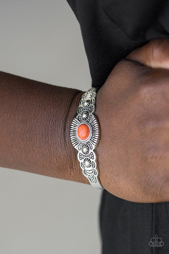 Paparazzi Wide Open Mesas - Orange - Bracelet
Dotted with a vivacious orange stone center, a dainty silver cuff radiating with shimmery southwestern inspired detail curls around the wrist for a seasonal look.
