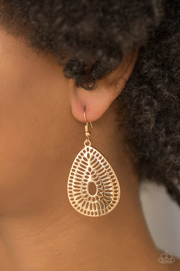 Paparazzi You Look Grate - Gold - Earrings
Rippling with grate-like stenciled detail, a shiny gold teardrop frame swings from the ear for a seasonal look. Earring attaches to a standard fishhook fitting.
